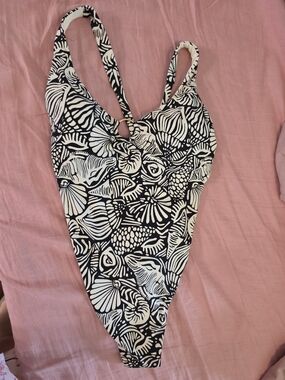 Seafolly C Chells Ring Front One-Piece Swimsuit
Size 8
